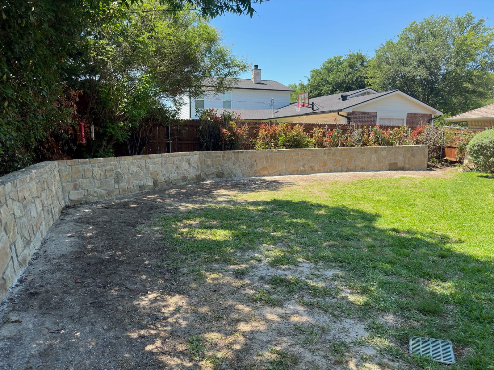 Natural stone retaining wall project by Dayd Masonry in Dallas Fort Worth