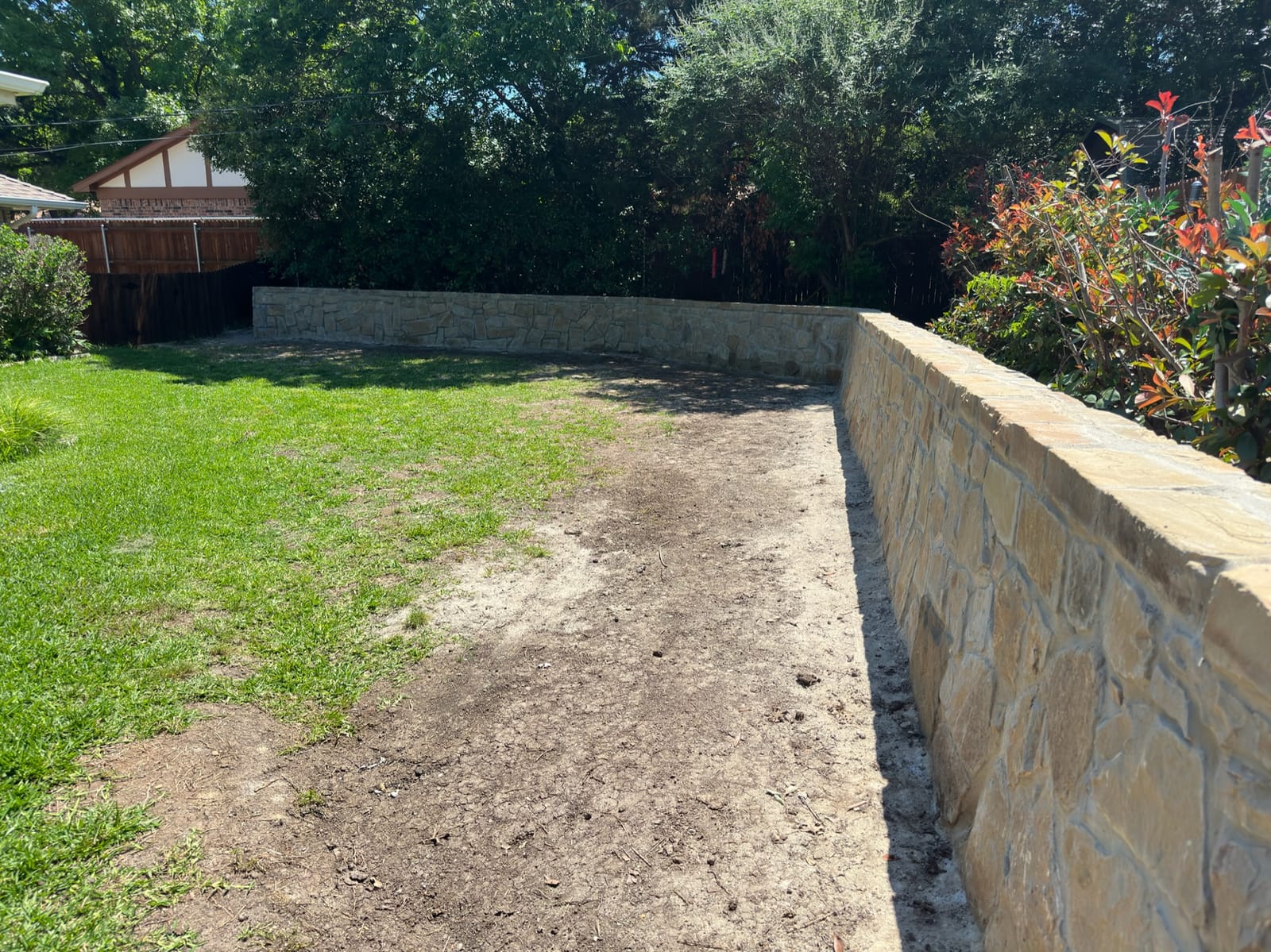 Stacked stone retaining wall by Dayd Masonry in Fort Worth