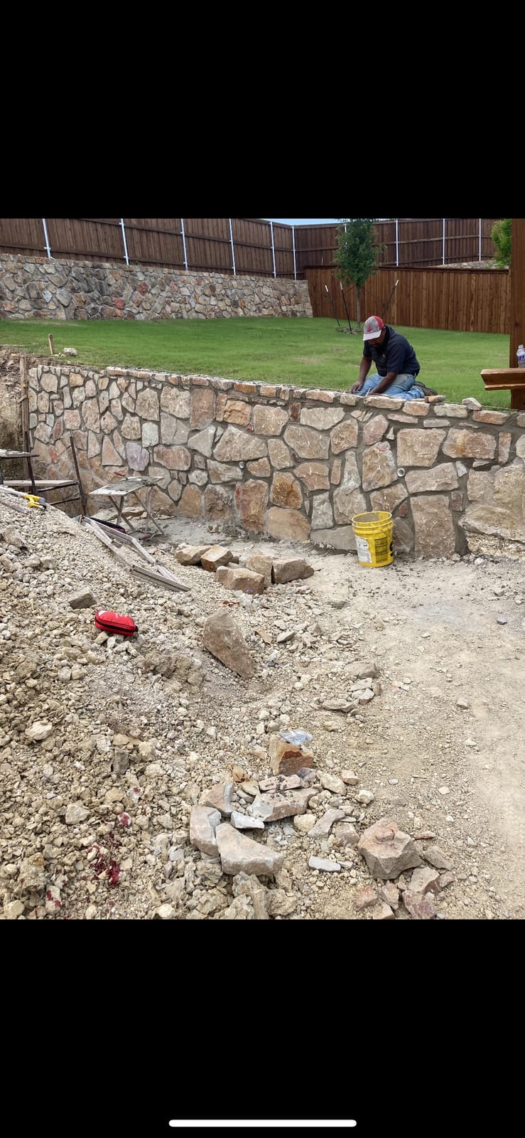Finished stone retaining wall by Dayd Masonry in Fort Worth Texas